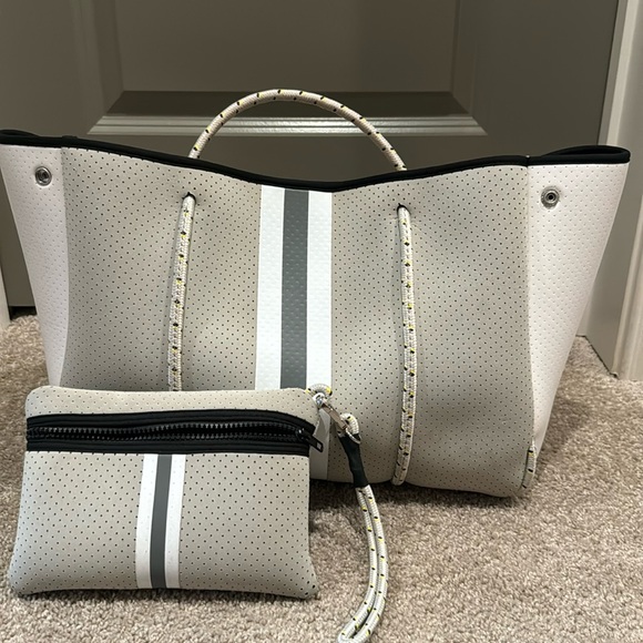 Haute Shore Greyson Cruise Tote Bag. - Picture 1 of 8